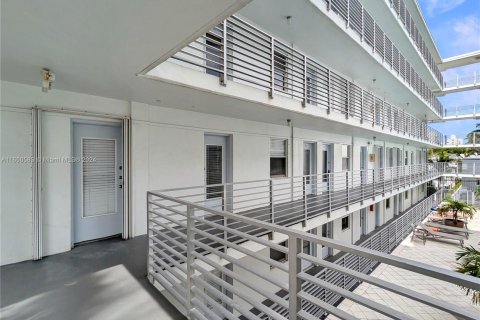 Condo in Miami Beach, Florida, 1 bedroom  № 1333012 - photo 2