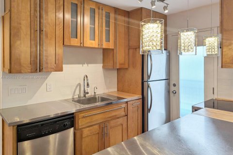 Condo in Miami Beach, Florida, 1 bedroom  № 1333012 - photo 7