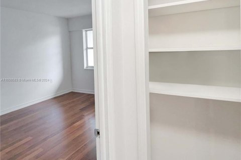 Condo in Miami Beach, Florida, 1 bedroom  № 1333012 - photo 9