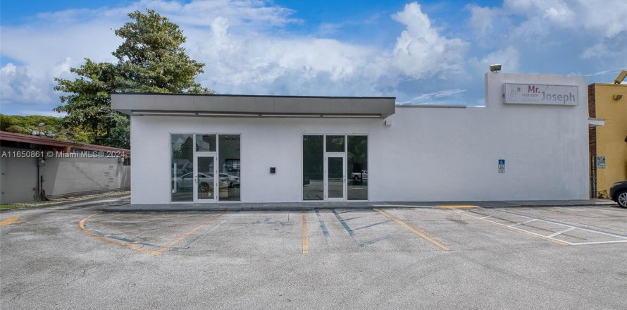 Commercial property in South Miami, Florida № 1332972