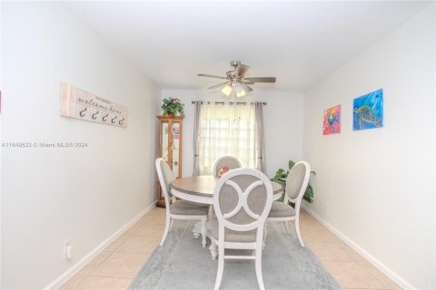 House in West Palm Beach, Florida 3 bedrooms, 199.93 sq.m. № 1331945 - photo 13