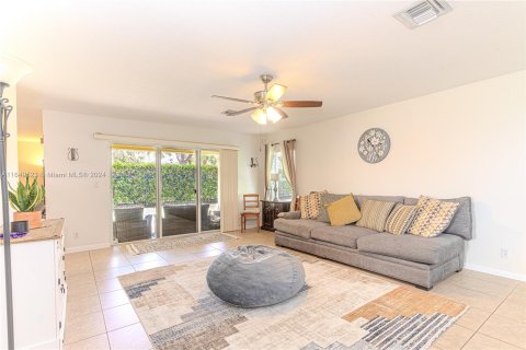 House in West Palm Beach, Florida 3 bedrooms, 199.93 sq.m. № 1331945 - photo 18