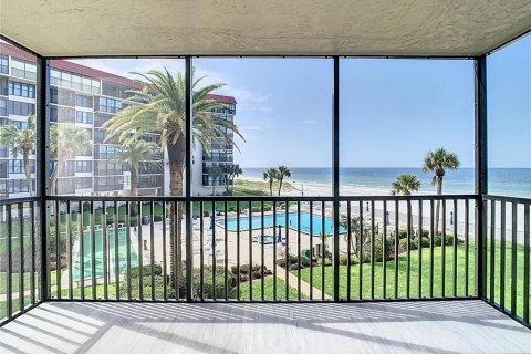 Condo in Redington Shores, Florida, 2 bedrooms  № 1354872 - photo 8