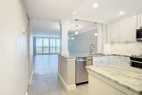 Condo in Redington Shores, Florida, 2 bedrooms  № 1354872 - photo 11