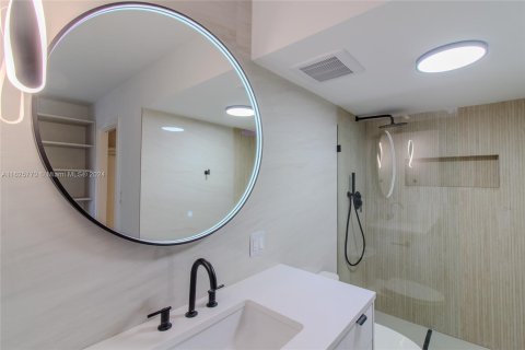 Condo in Hallandale Beach, Florida, 2 bedrooms  № 1272631 - photo 12