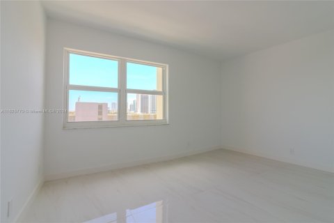 Condo in Hallandale Beach, Florida, 2 bedrooms  № 1272631 - photo 19