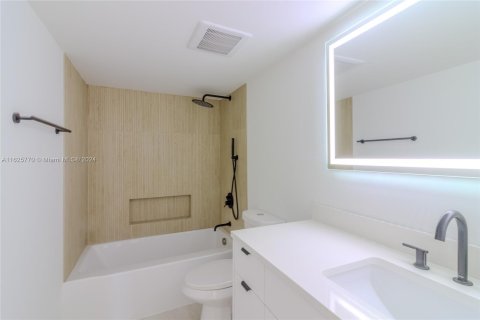 Condo in Hallandale Beach, Florida, 2 bedrooms  № 1272631 - photo 23