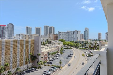 Condo in Hallandale Beach, Florida, 2 bedrooms  № 1272631 - photo 27