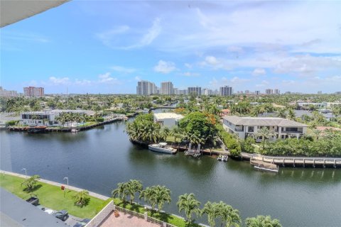 Condo in Hallandale Beach, Florida, 2 bedrooms  № 1272631 - photo 29