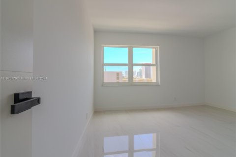 Condo in Hallandale Beach, Florida, 2 bedrooms  № 1272631 - photo 18