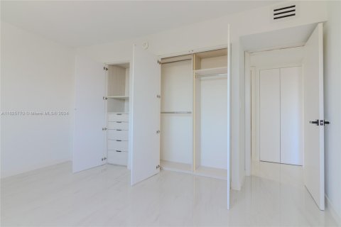 Condo in Hallandale Beach, Florida, 2 bedrooms  № 1272631 - photo 20