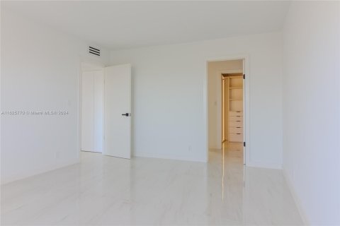 Condo in Hallandale Beach, Florida, 2 bedrooms  № 1272631 - photo 17