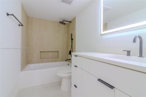 Condo in Hallandale Beach, Florida, 2 bedrooms  № 1272631 - photo 22