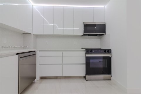 Condo in Hallandale Beach, Florida, 2 bedrooms  № 1272631 - photo 4