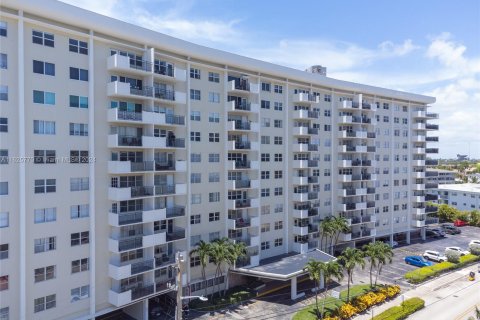 Copropriété à vendre à Hallandale Beach, Floride: 2 chambres, 116.13 m2 № 1272631 - photo 25