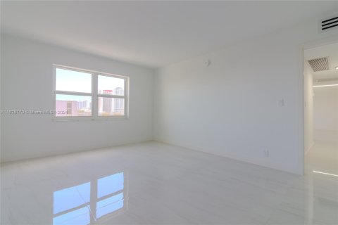 Condo in Hallandale Beach, Florida, 2 bedrooms  № 1272631 - photo 16