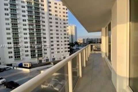 Copropriété à louer à Hollywood, Floride: 2 chambres, 173.54 m2 № 923169 - photo 6