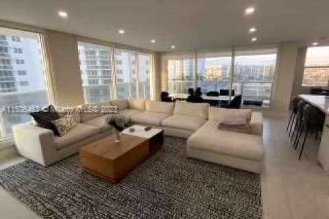 Condominio en alquiler en Hollywood, Florida, 2 dormitorios, 173.54 m2 № 923169 - foto 1