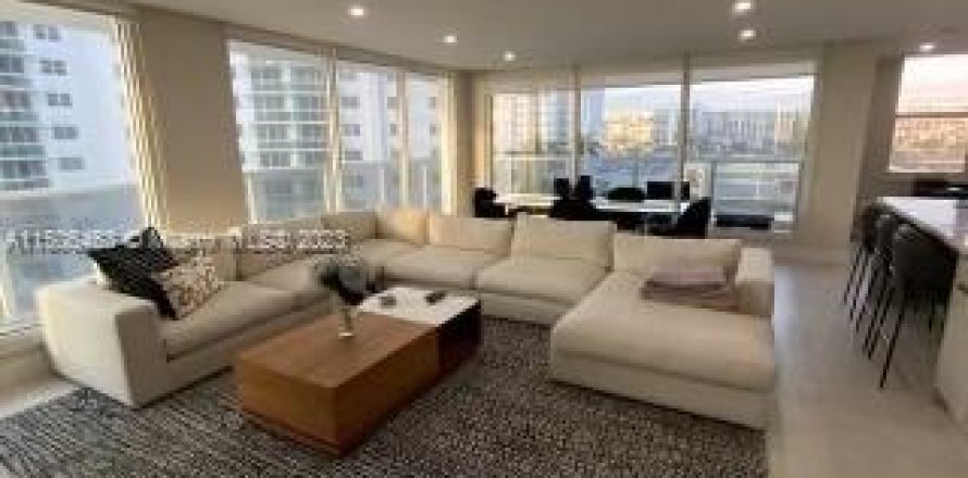 Condominio en Hollywood, Florida, 2 dormitorios  № 923169