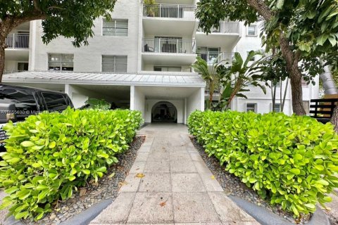 Condo in Miami, Florida, 2 bedrooms  № 1355480 - photo 2