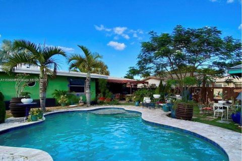 Casa en venta en Hollywood, Florida, 5 dormitorios, 186.18 m2 № 1294899 - foto 1