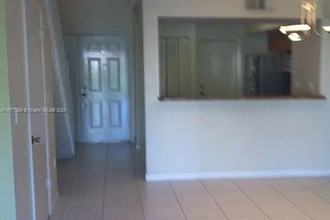 Townhouse in Pembroke Pines, Florida 2 bedrooms, 113.9 sq.m. № 1413718 - photo 5