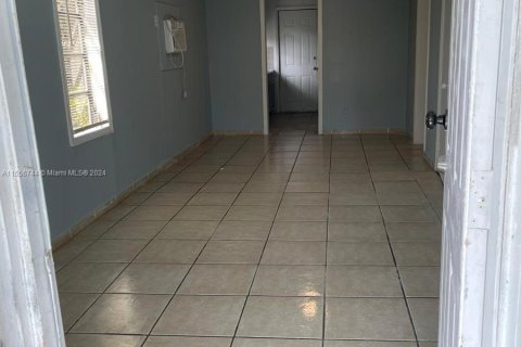 House in Miami, Florida 3 bedrooms, 70.23 sq.m. № 1078234 - photo 6