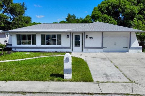 Casa en venta en Port Richey, Florida, 3 dormitorios, 185.34 m2 № 1342385 - foto 1