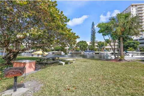 Condominio en venta en Hallandale Beach, Florida, 2 dormitorios, 89.65 m2 № 1188865 - foto 15