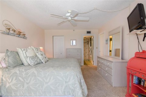 Condo in Madeira Beach, Florida, 2 bedrooms  № 251625 - photo 16