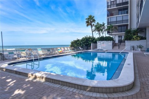 Condo in Madeira Beach, Florida, 2 bedrooms  № 251625 - photo 22