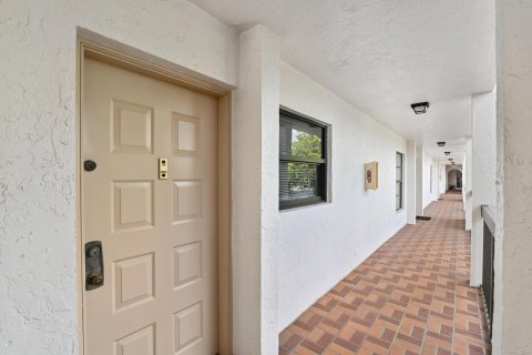 Condo in Lauderhill, Florida, 2 bedrooms  № 1081515 - photo 1