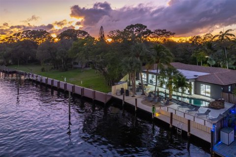 Villa ou maison à vendre à Fort Lauderdale, Floride: 4 chambres, 293.39 m2 № 981317 - photo 1