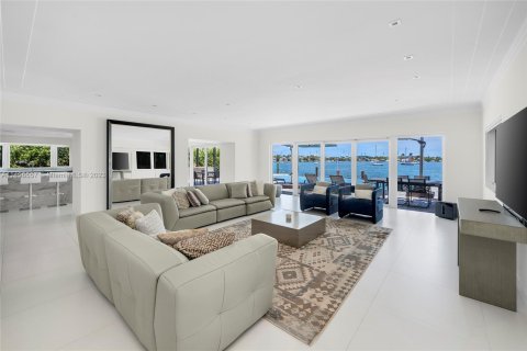 Villa ou maison à vendre à Miami, Floride: 6 chambres, 403.47 m2 № 874236 - photo 17