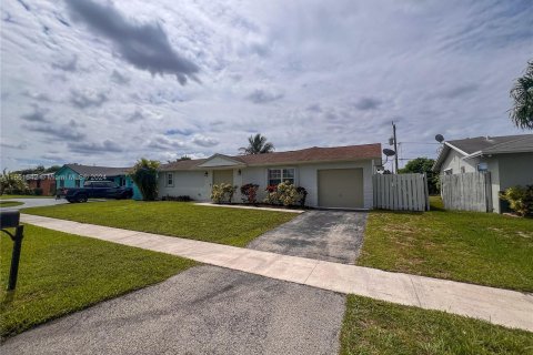 House in Lauderhill, Florida 3 bedrooms, 155.52 sq.m. № 1345050 - photo 3