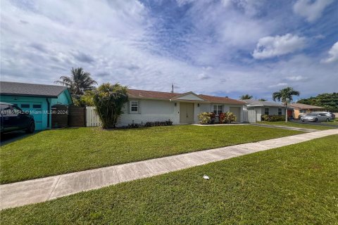 House in Lauderhill, Florida 3 bedrooms, 155.52 sq.m. № 1345050 - photo 2