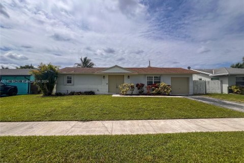 House in Lauderhill, Florida 3 bedrooms, 155.52 sq.m. № 1345050 - photo 1