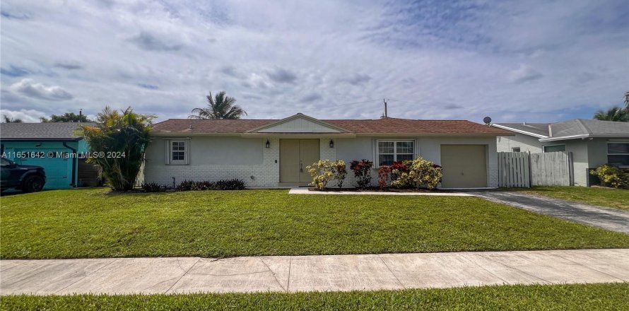 House in Lauderhill, Florida 3 bedrooms, 155.52 sq.m. № 1345050