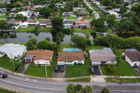 House in Miramar, Florida 3 bedrooms, 100.33 sq.m. № 1401160 - photo 21