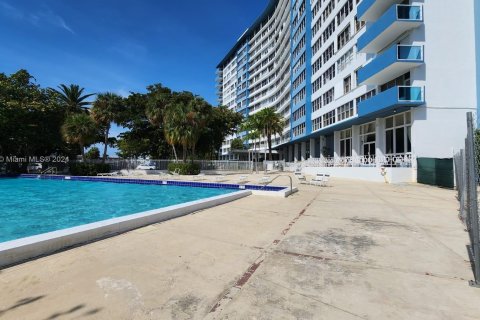 Condo in Miami Beach, Florida, 2 bedrooms  № 1377495 - photo 17