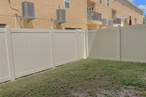Townhouse in New Port Richey, Florida 3 bedrooms, 149.29 sq.m. № 1157027 - photo 7