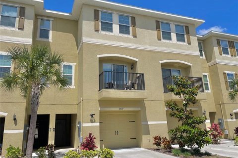 Townhouse in New Port Richey, Florida 3 bedrooms, 149.29 sq.m. № 1157027 - photo 1