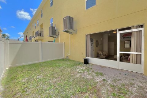 Townhouse in New Port Richey, Florida 3 bedrooms, 149.29 sq.m. № 1157027 - photo 6