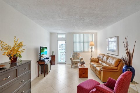 Condo in Fort Lauderdale, Florida, 1 bedroom  № 929231 - photo 20