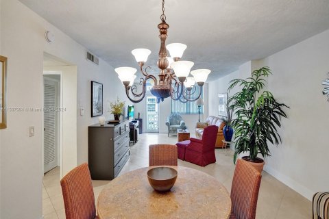 Condo in Fort Lauderdale, Florida, 1 bedroom  № 929231 - photo 17