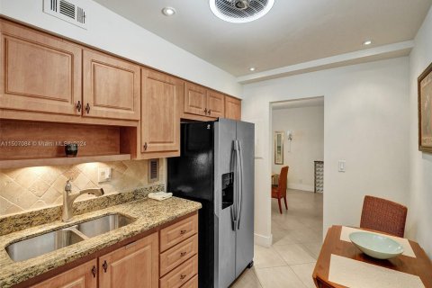 Condo in Fort Lauderdale, Florida, 1 bedroom  № 929231 - photo 12