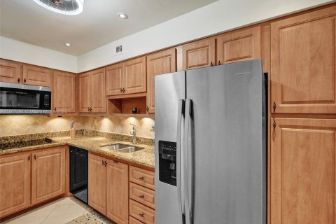 Condo in Fort Lauderdale, Florida, 1 bedroom  № 929231 - photo 9