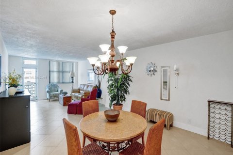 Condo in Fort Lauderdale, Florida, 1 bedroom  № 929231 - photo 18