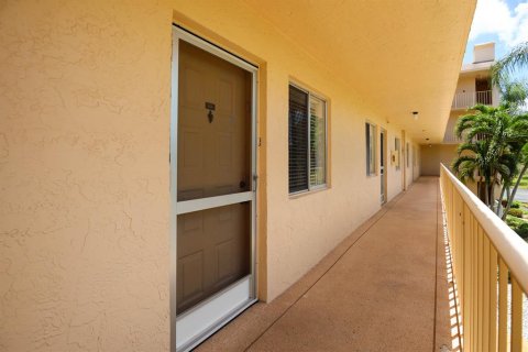 Condo in Delray Beach, Florida, 2 bedrooms  № 682313 - photo 8