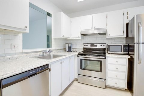 Condo in Delray Beach, Florida, 2 bedrooms  № 682313 - photo 17